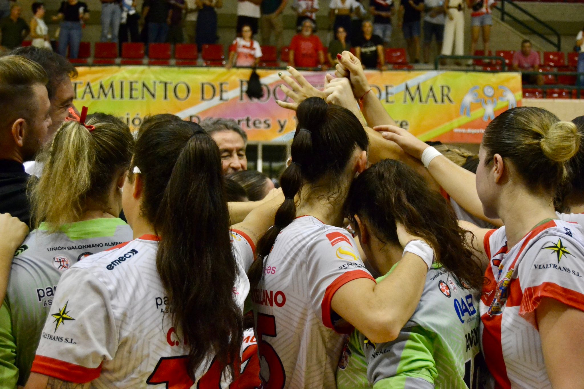 El equipo roquetero se une tras el empate.