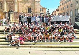 Firma de autógrafos con escolares de distintos centros educativos jienenses.