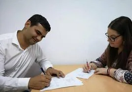 Martín Morales y Maribel López, firmando el anterior acuerdo de Gobierno bipartito de izquierdas.