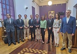 La cosejera, Rocío Díaz, junto a los representantes de las formaciones con representación en el Ayuntamiento, el delegado y algunos técnicos.