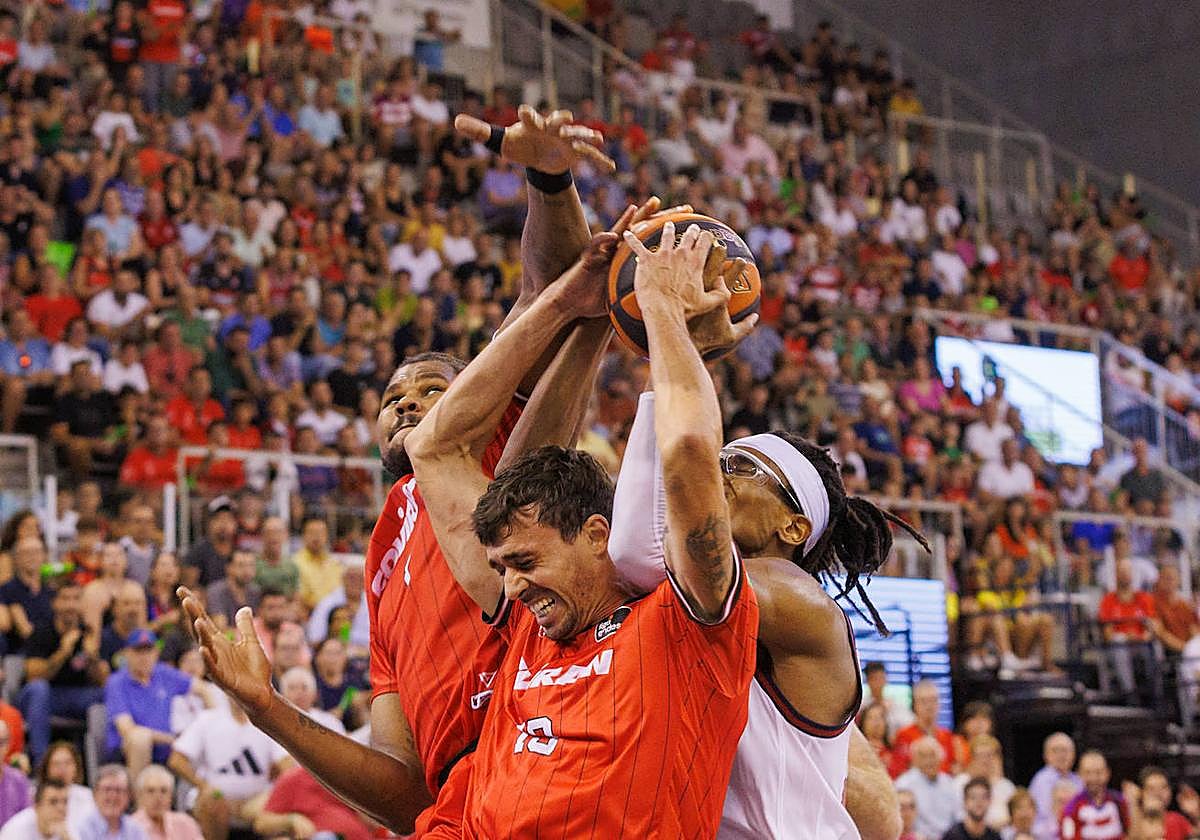 Felicio y Pere Tomàs intenta pelan un balón dividido con Moneke
