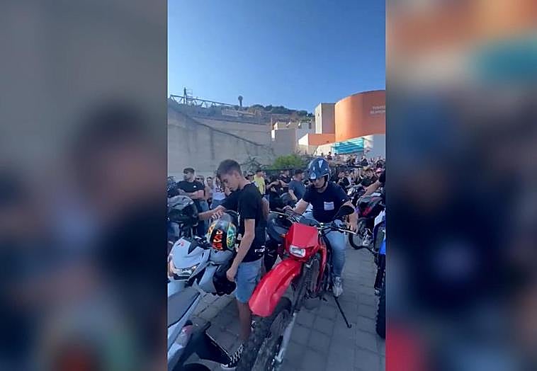 Homenaje motero frente al tanatorio.