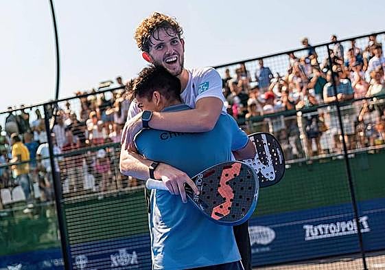 Miguel Yanguas, de cara, abraza a Fede Chingotto en Cerdeña.