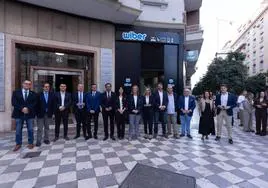 Autoridades junto a los socios de Wiber en la puerta de la nueva sede central en Recogidas.