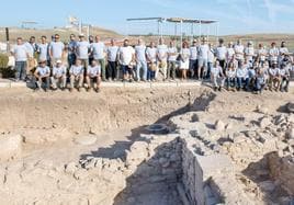 Foto de familia de los profesionales y voluntarios que participan en la campaña arqueológica actual en la ciudad de Cástulo, junto con autoridades.