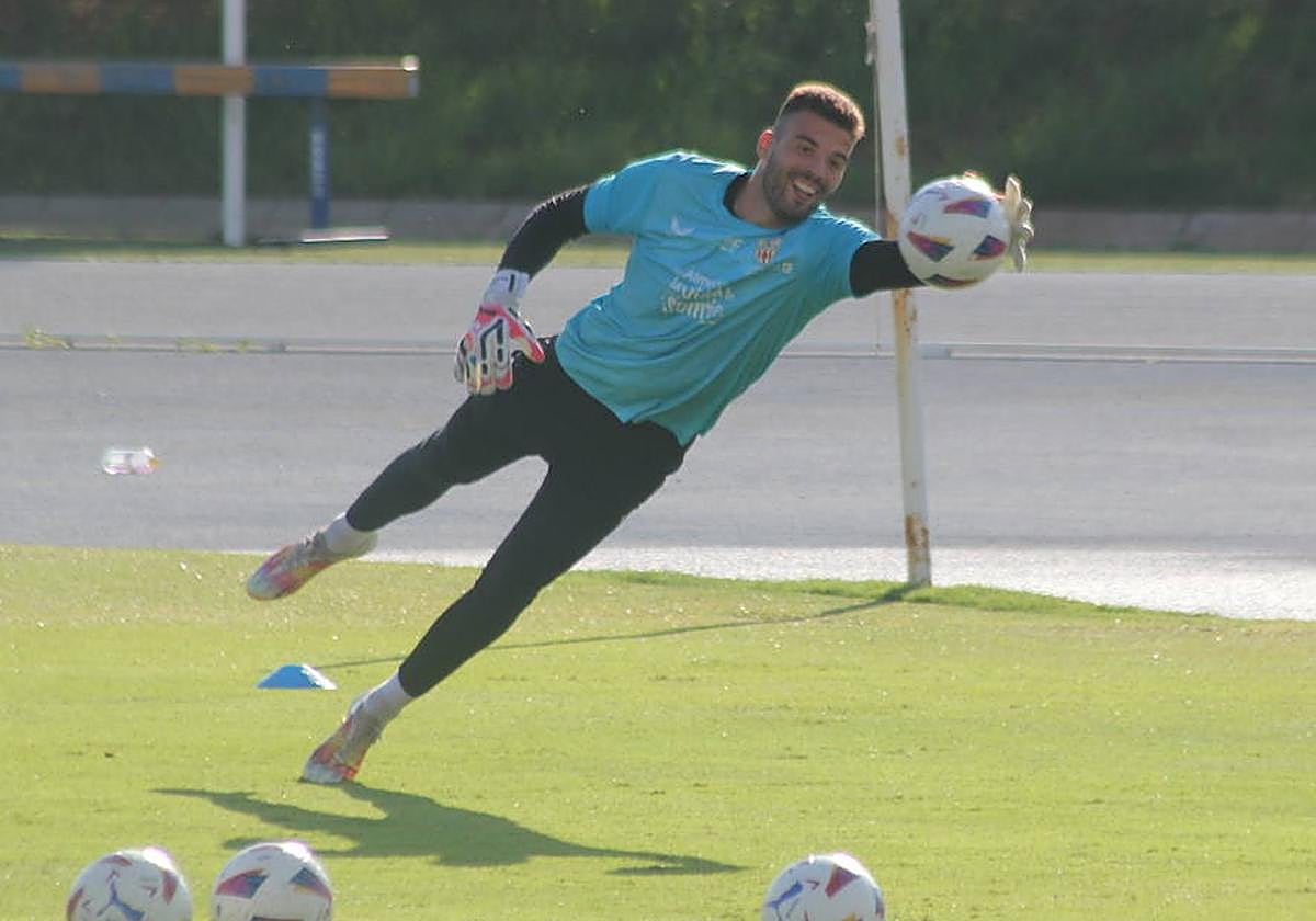 Luis Maximiano durante el entrenamiento de ayer.
