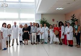 El equipo de la Unidad de Cuidados Paliativos del Hospital de Jaén, con la delegada de Salud.