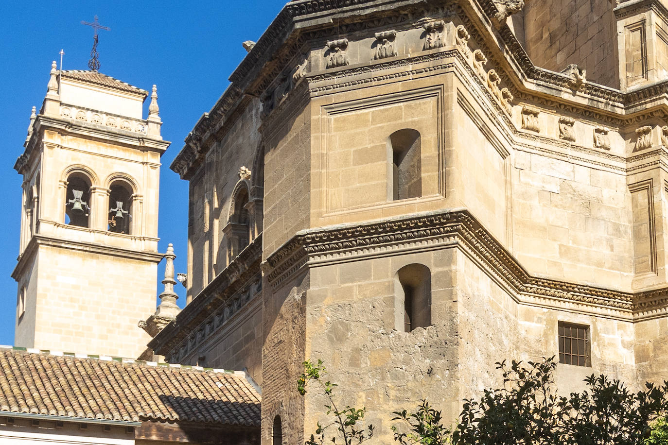 En el ángulo inferior derecho, falsa ventana por la que la Duquesa quería acceder a la tribuna desde el exterior.