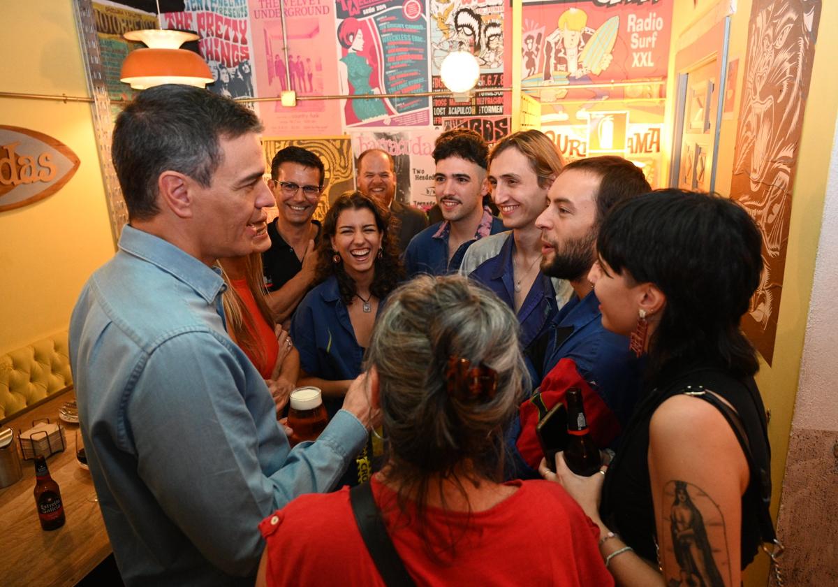 Los B.E.S.O.S charlan con Pedro Sánchez junto a otros artistas.