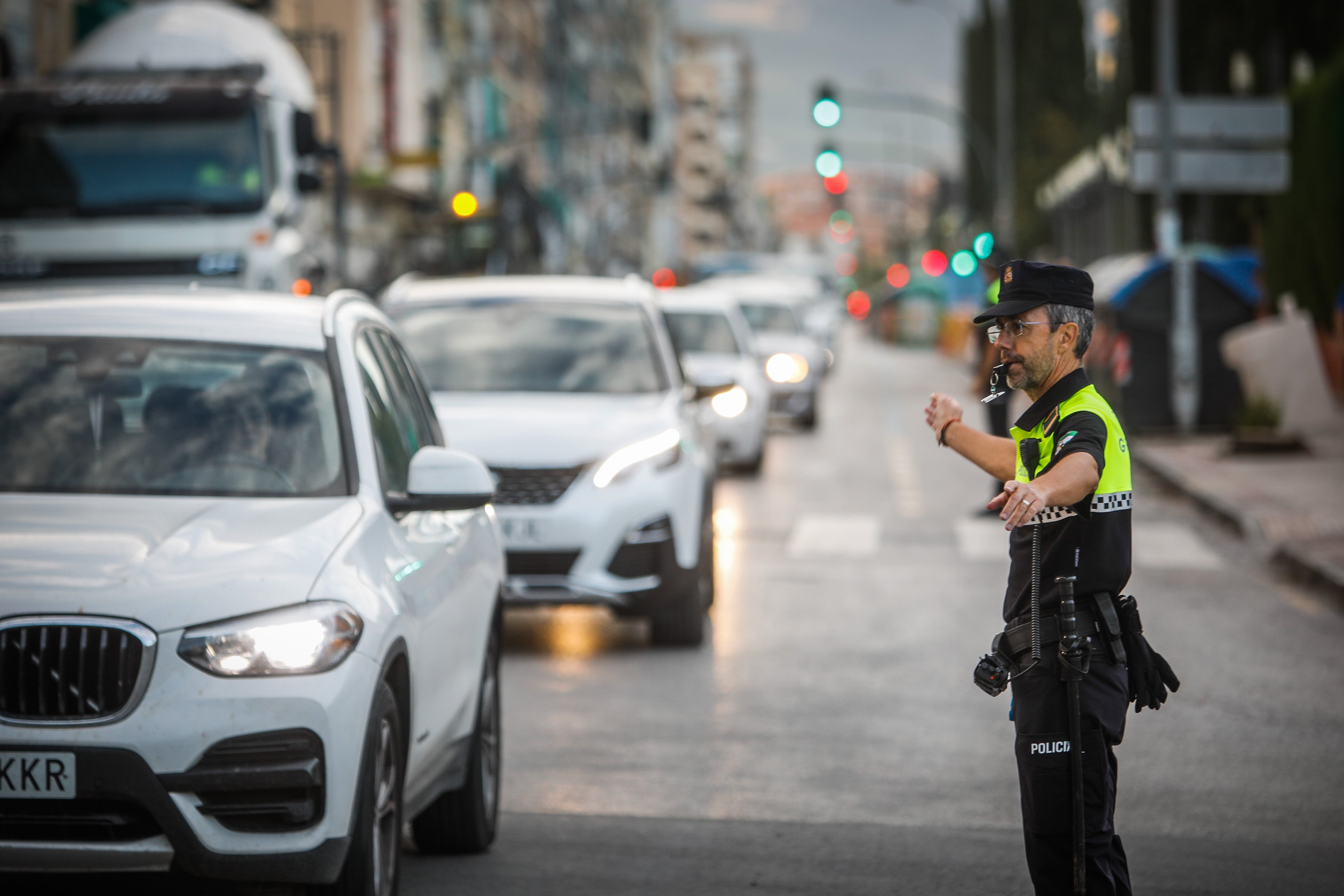 Un Policía Local regula el tráfico en Granada