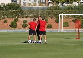 Gaizka Garitano, en el centro, dialoga con parte de su cuerpo técnico durante la sesión de entrenamiento.