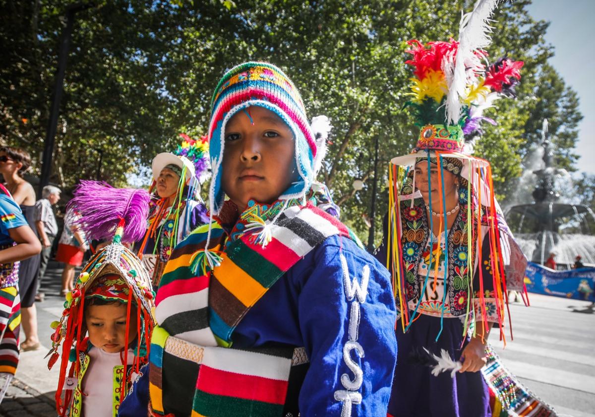 El pasacalles multicultural por el Día de la Hispanidad en Granada