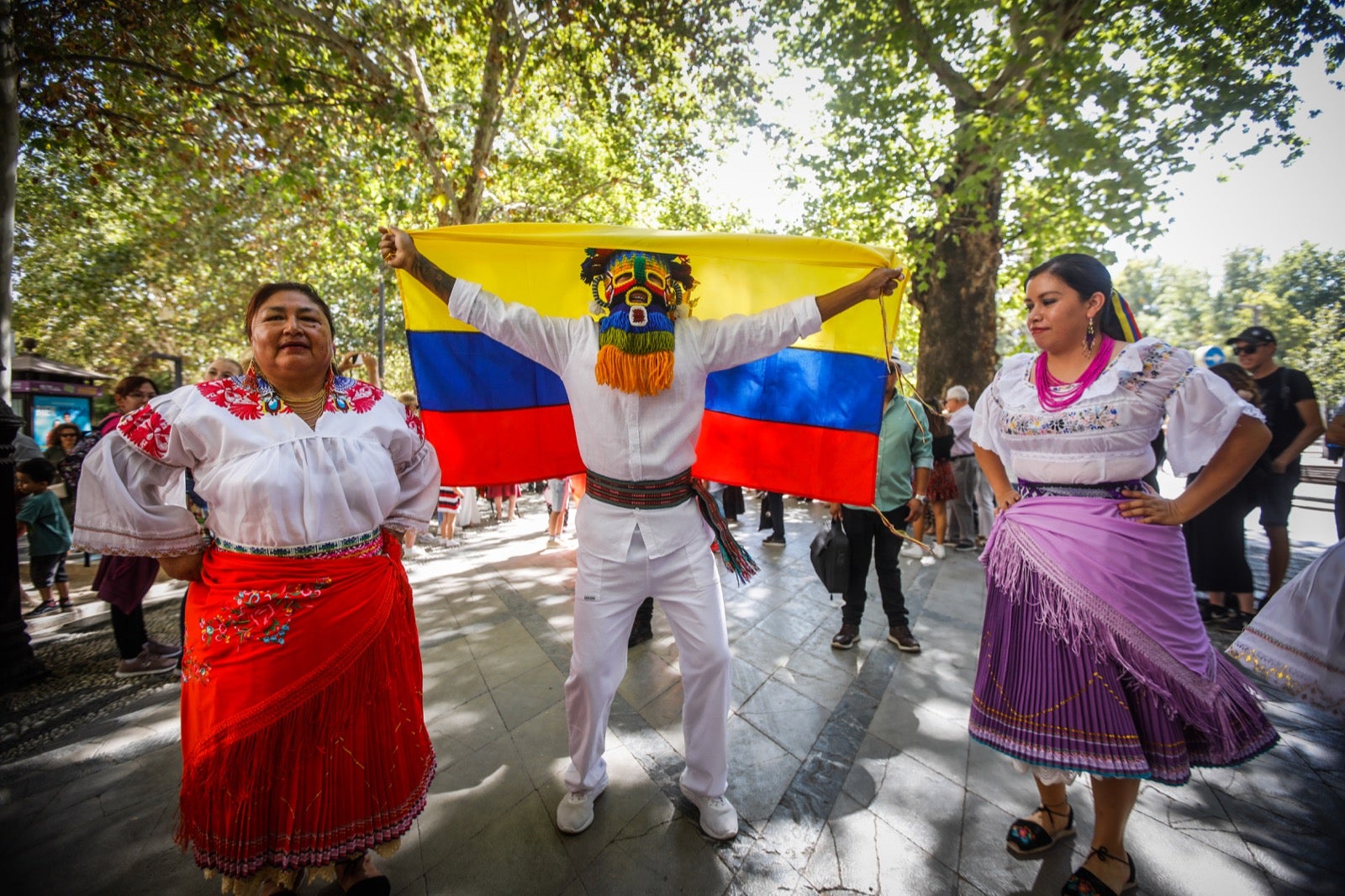 El pasacalles multicultural por el Día de la Hispanidad en Granada