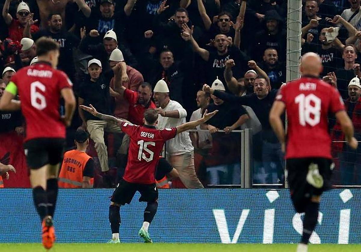 El albanés Seferi celebra su segundo gol a la República Checa con la afición.