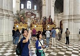 Granadinos y visitantes contemplan los pasos dentro de la Catedral.