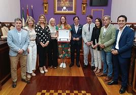 Entrega de la placa de recuerdo a la humorista y pregonera Eva y Qué.