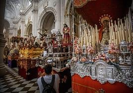 Los pasos que participan en la Magna de Granada, ya instalados en la Catedral