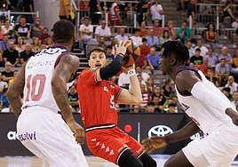 El base israelí Yiftach Ziv, con el balón en el partido contra Baskonia, vive una situación personal compleja por la guerra.