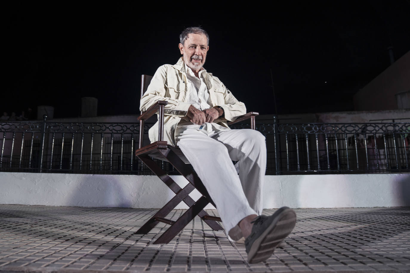 Alcaine, en la silla en su honor.