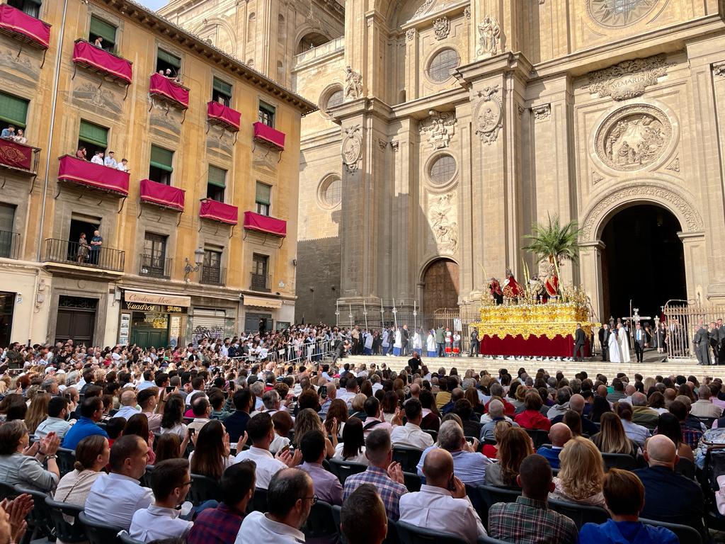 Las imágenes de la Magna de Granada: los 22 pasos en las calles de la ciudad