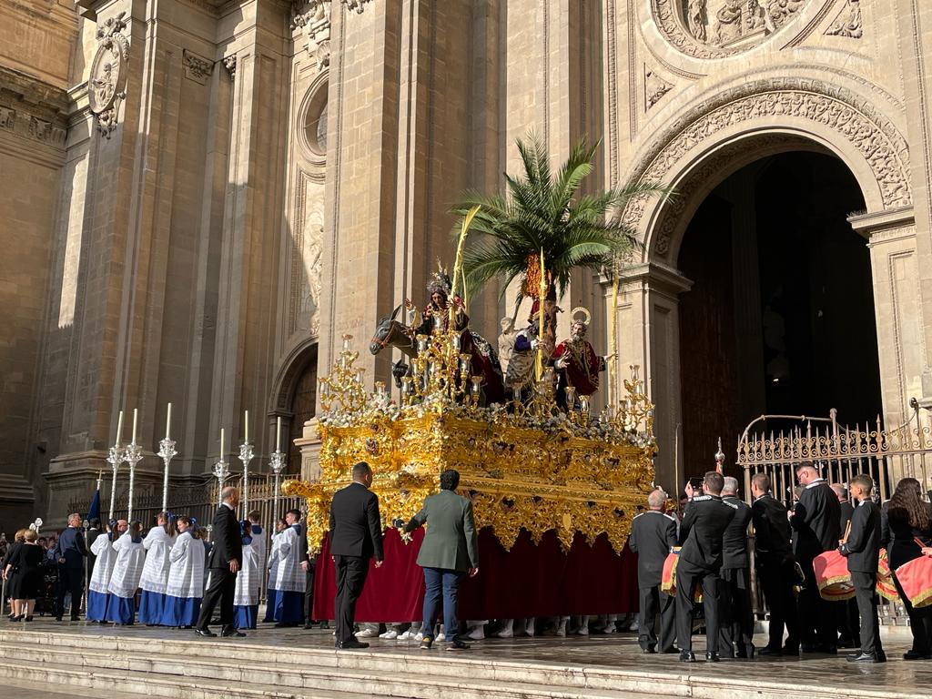 Las imágenes de la Magna de Granada: los 22 pasos en las calles de la ciudad