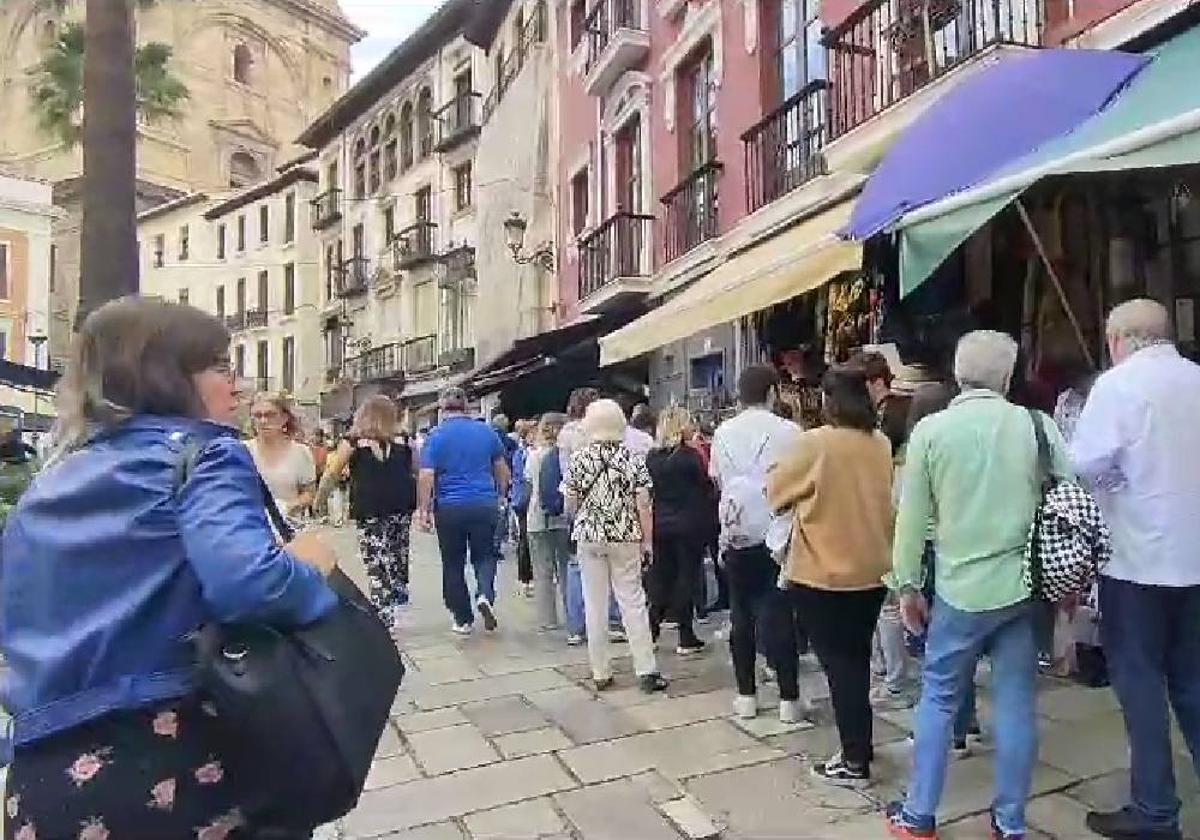 Largas colas para contemplar en la Catedral los pasos de la Magna