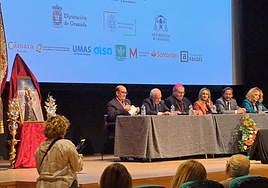 Mesa inaugural del Encuentro Nacional de Cofradías en Granada, con la presencia del arzobispo y la alcaldesa de la ciudad.