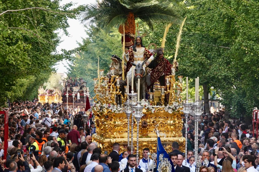 Las imágenes de la Magna de Granada: los 22 pasos en las calles de la ciudad