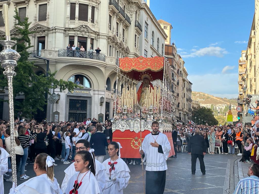 Las imágenes de la Magna de Granada: los 22 pasos en las calles de la ciudad