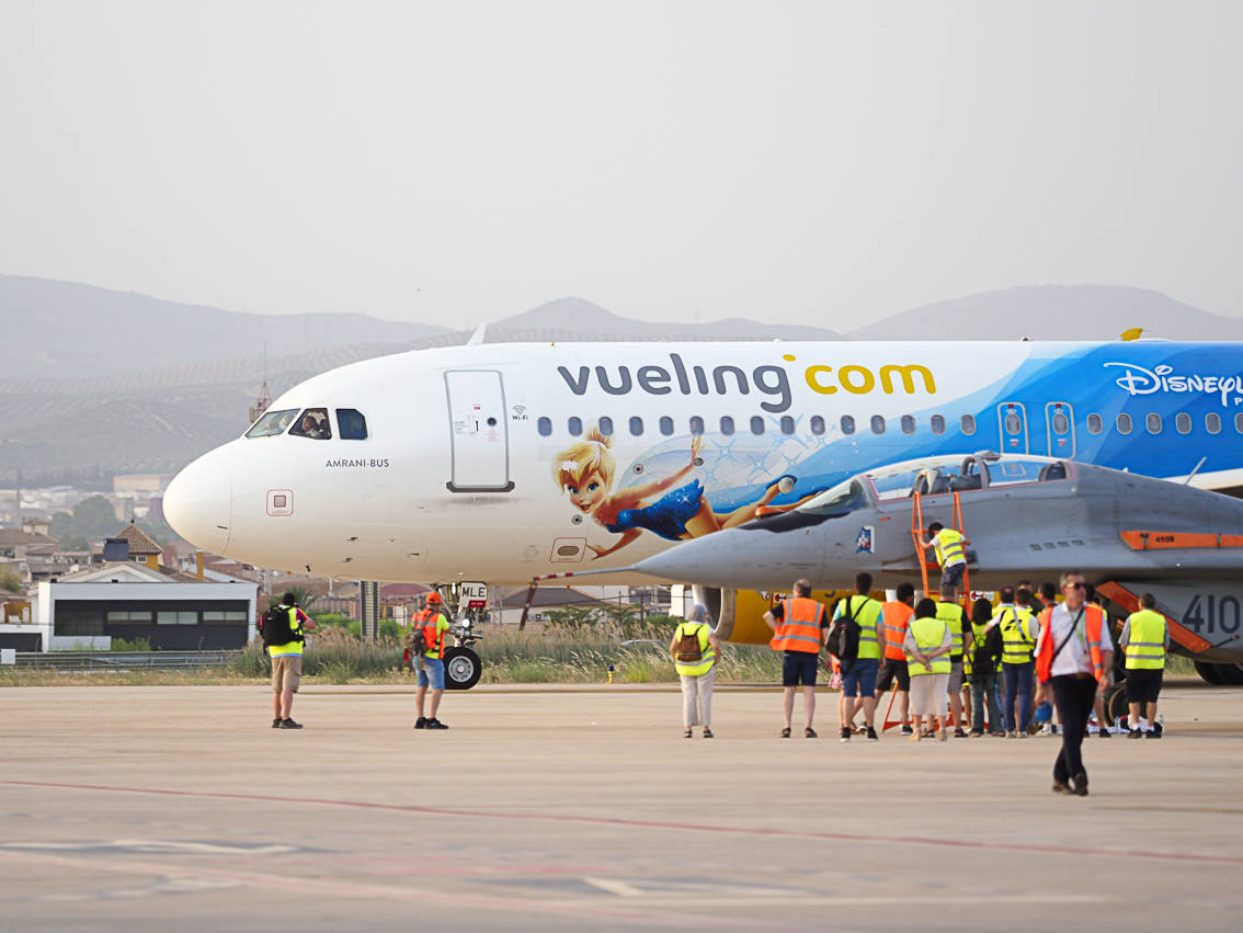 Imagen principal - Arriba, avión de Vueling con librea Disney en la misma pista que un caza. Abajo, Airbus A-321 y avión ambulancia Learjet 60XR. 