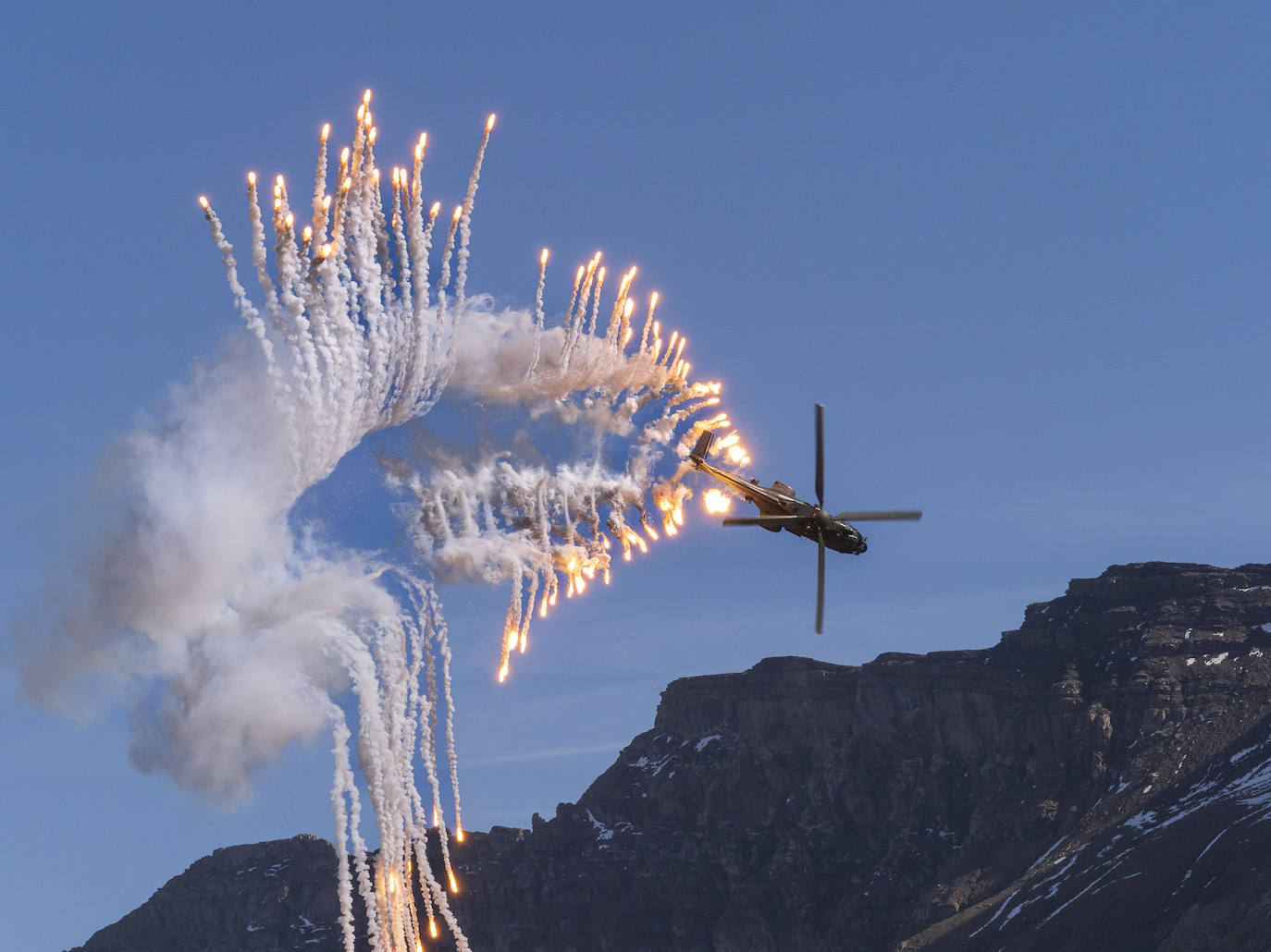 Imagen principal - Arriba, Súper Pluma lanzando contramedidas para despistar posibles misiles y no ser alcanzado. Abajo, Falcon 900B de la Fuerza Aérea Española y Douglas DC-8-72CF.