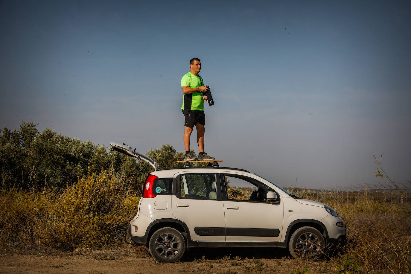 Ramón espera la llegada de un vuelo al Aeropuerto Federico García Lorca.