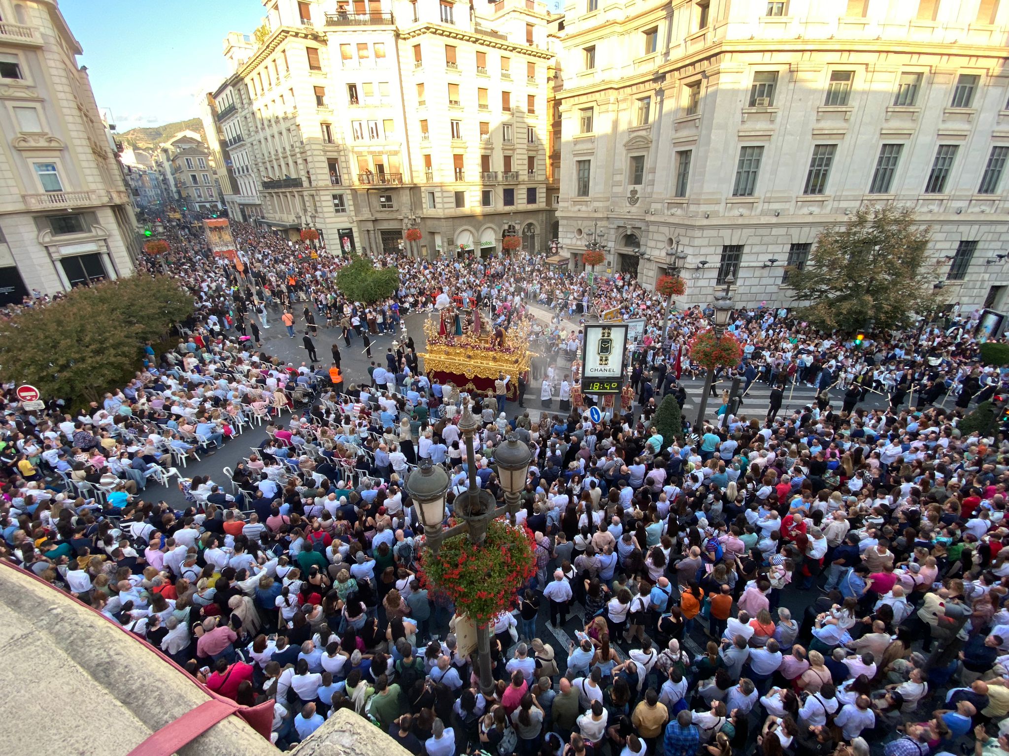 Las imágenes de la Magna de Granada: los 22 pasos en las calles de la ciudad