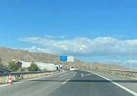 Camión accidentado en la A-7 en la mañana posterior al siniestro.