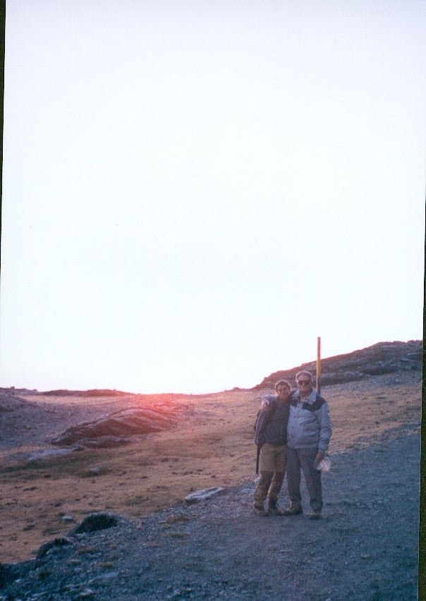 Cardell define a su abuelo como un pionero del esquí y del alpinismo en Sierra Nevada. Sus primeras incursiones en la montaña granadina fueron con él. «La montaña estaba dentro de la familia y así empecé a vivirla», reconoce feliz ahora que se ha convertido en una destacada alpinista.