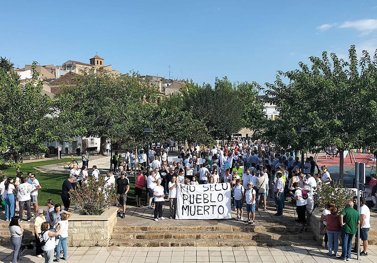 Un momento de la concentración de los vecinos de Benamaurel.