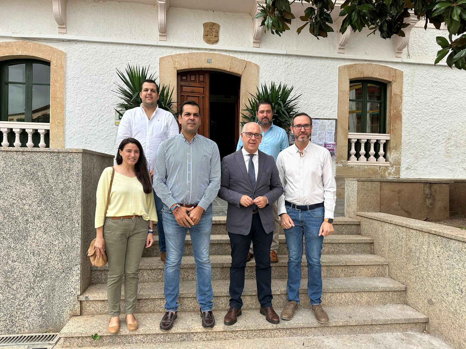 El delegado del gobierno con el alcalde de Santisteban Javier López y otros cargos del PP.