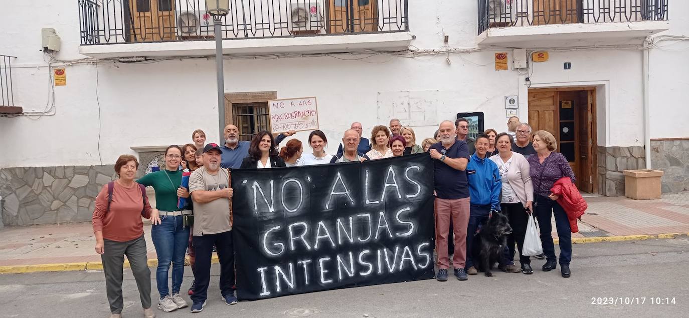 Vecinos de la Calahorra en la entrega de firmas en contra de la explotación