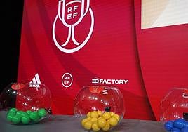 Los bombos con los nombres de los equipos en Las Rozas.