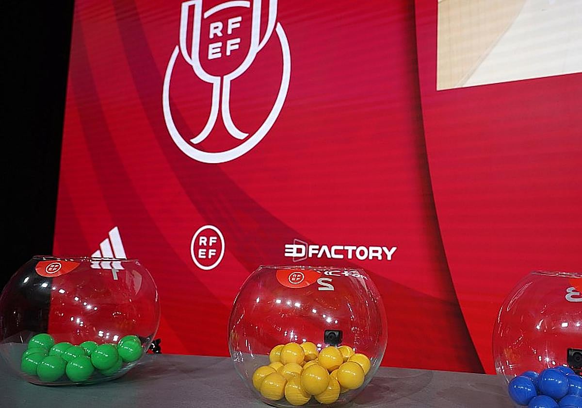 Los bombos con los nombres de los equipos en Las Rozas.