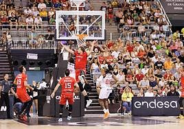 Evaldas Kairys salta para dificultar un enceste del Baskonia en el Palacio.