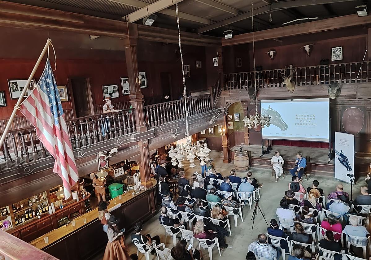 El periodista Evaristo Martínez charla con José Luis Alcaine en uno de los escenario del Fort Bravo, en el municipio de Tabernas.