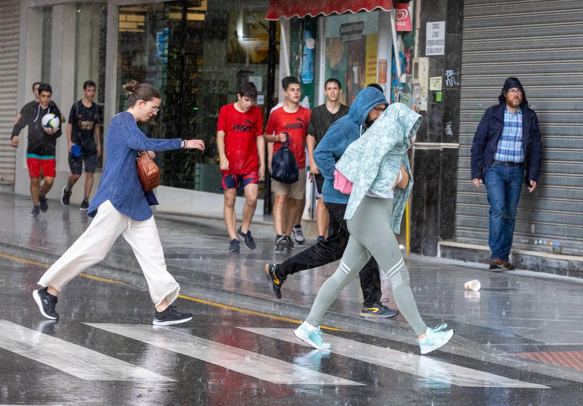 Aviso amarillo por lluvias intensas y fuertes vientos en Granada este jueves