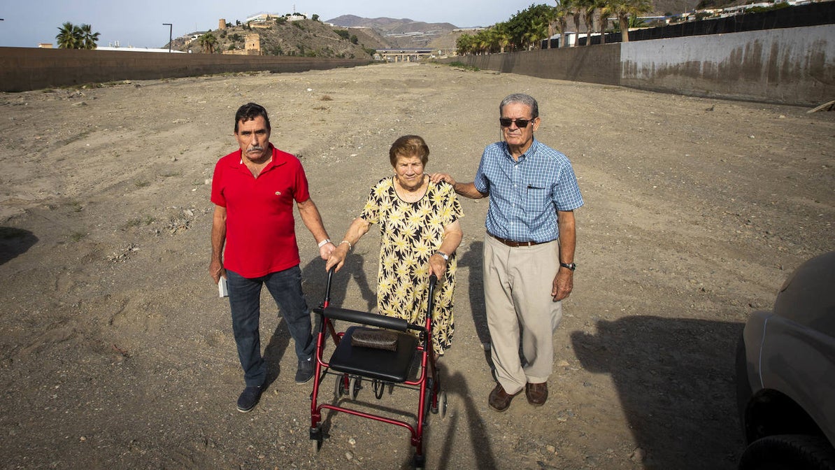 Francisco Rivas, Trina Romero y Pedro Morales, supervivientes y vecinos, en la rambla de Albuñol.