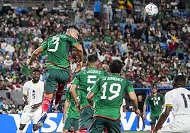 César Montes se impone por arriba a jugadores de Ghana, sumando minutos.