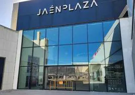 Acceso a la galería comercial del Jaén Plaza.