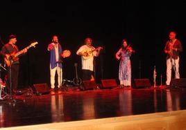 La Banda Morisca en el escenario del Teatro Miguel Hernández de Vilches.