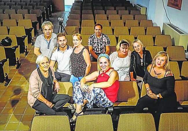 Los integrantes de la compañía, en el patio de butacas.