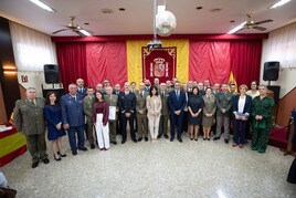 Foto de familia en el acto de celebración del aniversario de la Subdelegación de Defensa.