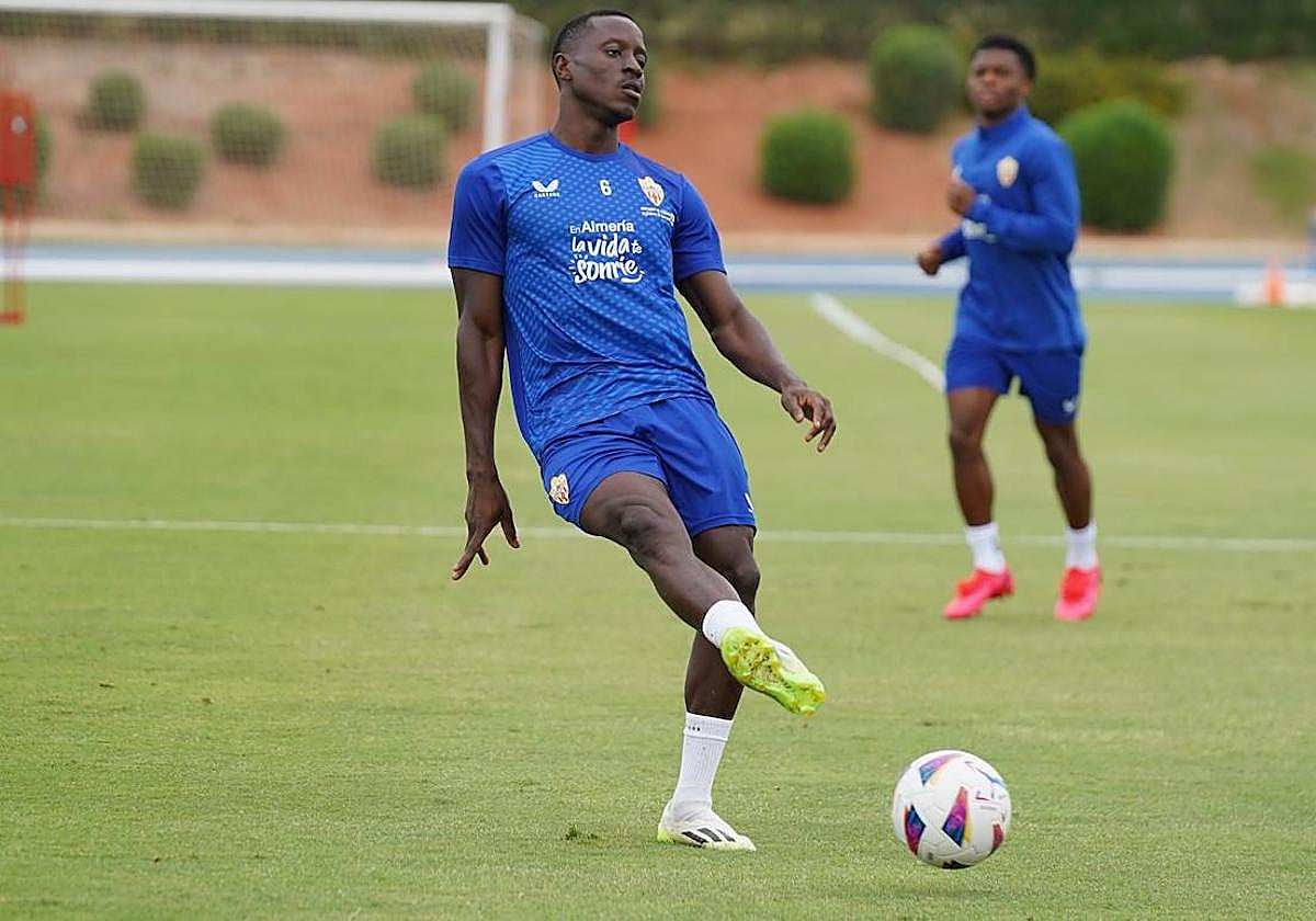 Dion Lopy golpea el balón, con Largie Ramazani al fondo.